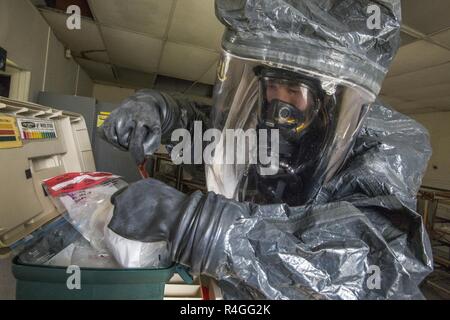 Stati Uniti Sondaggio dell esercito i membri del team personale Sgt. Nicky Lam, XXI armi di distruzione di massa supporto Destruction-Civil Team, New Jersey Guardia nazionale, le guarnizioni di tenuta di una busta di prova a una simulazione della scena del crimine durante un esercizio di formazione a Fort Hancock e Sandy Hook Proving Ground Pietra Miliare Storica Nazionale, Sandy Hook, N.J., Sett. 25, 2018. Il ventunesimo WMD-CST sostenere le autorità civili a uomo o a catastrofi naturali mediante identificazione chimica, biologica, radioattiva e sostanze nucleari, nonché valutare le conseguenze, informate sulle misure di risposta e assistenza nella richiesta di follow-su forze. (New Jersey Guardia Nazionale Foto Stock