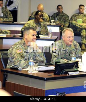 Lt. Gen. James Dickinson, il comando degli STATI UNITI Esercito lo spazio e la difesa missilistica del comando e il Mag. Gen. Doug Gabram, comandante dell'U.S. Army aviazione e Missile Command, partecipare a una discussione con i partecipanti durante il AMCOM 101 per missili, Sett. 20. Foto Stock