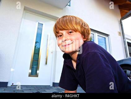 Ritratto di ragazzo davanti alla casa Foto Stock