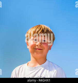 Felice ragazzo è sorridente, sudorazione da sport e godersi la vita Foto Stock