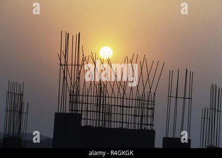 In costruzione edificio durante il tramonto, Pune Maharashtra, India, Asia Foto Stock