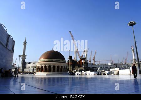 La Mecca, Arabia saudita, 7 marzo 2017 - i pellegrini provenienti da tutto il mondo potrete rilassarvi presso la moschea Haram al piano superiore. Foto Stock