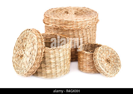 Tre caselle di vimini isolati su sfondo bianco. Foto Stock