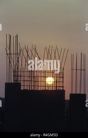 In costruzione edificio durante il tramonto, Pune Maharashtra, India, Asia Foto Stock