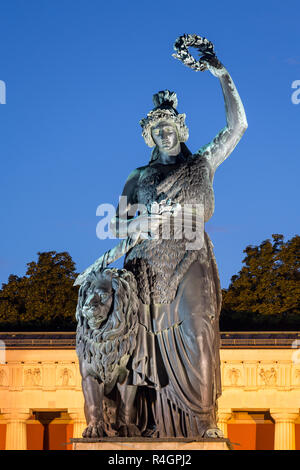 Statua in bronzo della Baviera nella parte anteriore del Hall of Fame, crepuscolo, Theresienwiese, Monaco di Baviera, Germania Foto Stock