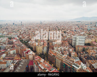 Vista aerea Sants-Montjuic quartiere residenziale da elicottero. Barcellona Foto Stock