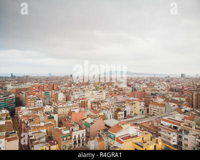 Vista aerea Sants-Montjuic quartiere residenziale da elicottero. Barcellona Foto Stock