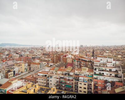 Vista aerea Sants-Montjuic quartiere residenziale da elicottero. Barcellona Foto Stock