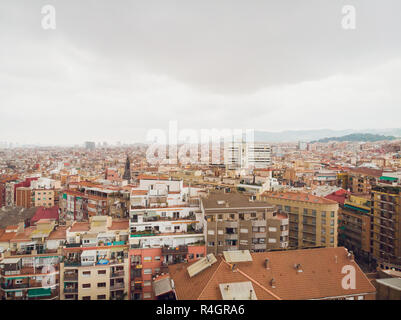 Vista aerea Sants-Montjuic quartiere residenziale da elicottero. Barcellona Foto Stock