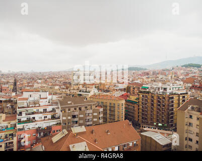 Vista aerea Sants-Montjuic quartiere residenziale da elicottero. Barcellona Foto Stock