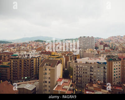 Vista aerea Sants-Montjuic quartiere residenziale da elicottero. Barcellona Foto Stock