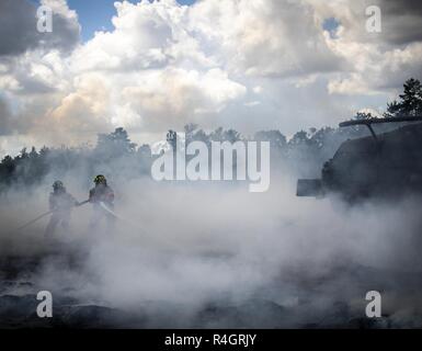 96Ala Test vigili del fuoco incendi di battaglia intorno a una simulazione di elicottero incidente durante un incidente di massa esercizio ottobre 3 a Eglin Air Force Base, Fla. Sistema comunitario di esercitare nel profondo della gamma Eglin compresi 96TW primi responder, 6 Ranger del battaglione di Formazione personale, Okala County primi responder tra gli altri. L'esercizio di valutazione azioni Ranger e la base e le risposte locali sia per la caduta di un fulmine e elicottero incidente. Foto Stock
