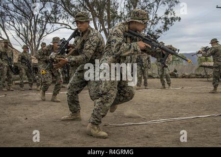 Lancia Cpl. Mohammad Wadaa (sinistra) e Lance Cpl. Marc Strubhar, mitraglieri con Kilo Company, 3° Battaglione, quinto reggimento Marine, eseguire camera base tecniche di compensazione durante un raid in elicottero prova a Camp Pendleton, California, Ottobre 3, 2018. Un elicottero a carico forza ha la capacità di attaccare le posizioni nemiche da qualsiasi direzione, aggirare gli ostacoli, colpire obiettivi altrimenti in luoghi inaccessibili e distribuire rapidamente le truppe in luoghi distanti. Foto Stock