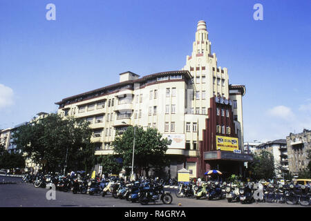 Vista esterna dell'Eros Cinema, Churchgate, Mumbai, India, Asia Foto Stock