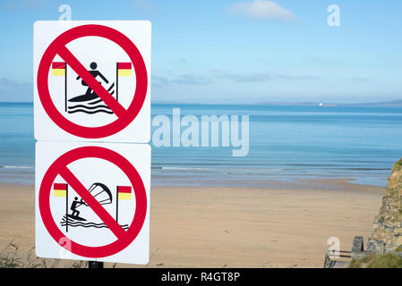Fate attenzione a segni per i surfisti a Ballybunion Foto Stock