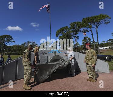 Il Capo di Stato Maggiore delle Forze aeree, Gen. David Goldfein, Valerie Nessel, vedova di U.S. Air Force Master Sgt. John Chapman, Terry Chapman, madre di John Chapman e U.S. Air Force Col. Claude Tudor, Jr., comandante del XXIV Special Operations Wing, svelano la medaglia d'onore oltre alle tattiche speciali memorial on ott. 27, 2018 a Hurlburt Field, Florida. Chapman, il primo Tattiche speciali operatore di guadagnarsi la medaglia d'onore, ha avuto il suo nome scritto sulle tattiche speciali memorial wall per commemorare il suo coraggio e sacrificio. Foto Stock