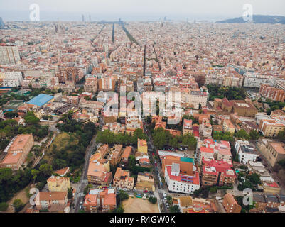 Vista aerea Sants-Montjuic quartiere residenziale da elicottero. Barcellona Foto Stock
