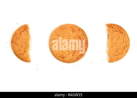 La foto di un singolo cookie allo zenzero con due metà, girato dalla parte superiore su uno sfondo bianco con le briciole e un posto per il testo Foto Stock