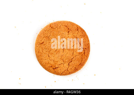 Un overhead foto di un singolo cookie allo zenzero su sfondo bianco con le briciole Foto Stock