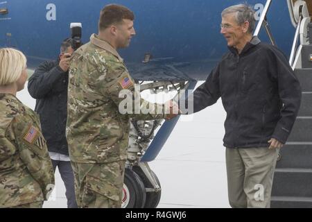 La onorevole Signor Robert M. Speer, deliberando segretario dell'esercito, saluta Col. Clair A. Gill, decimo aereo di combattimento comandante di brigata, come egli esce un piano a Powidz Air Base, Polonia, il 6 maggio. Speer è stata touring la base che ha recentemente iniziato negli Stati Uniti di alloggiamento I soldati dell esercito e aviatori per le prossime missioni di formazione come parte degli Stati Uniti Esercito dell'Europa operazione Atlantic risolvere e della NATO rafforzata presenza in avanti. Foto Stock