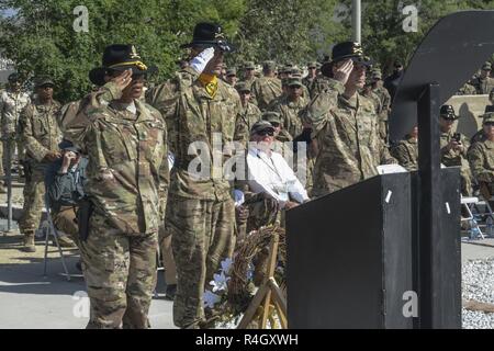 Da sinistra: comando Sgt. Il Mag. Jill L. Crosby, Warrant Officer 2 Samuele Gabara e Col. Christopher H. Colavita salutate anche la prima divisione di cavalleria sostegno deciso supporto brigata memoriale che è stato dedicato il 7 maggio a Bagram Airfield (BAF), Afghanistan. Il personale Sgt. John W. Perry, PFC. Tyler R. Iubelt, Col. (Ret.) Jarrold M. Reeves e il dottor Peter L. Provost sono stati uccisi da un attentatore suicida a BAF su nov. 12, 2016. Sgt. 1. Classe Allan E. Brown è morto delle sue ferite 6 dicembre 2016. Foto Stock