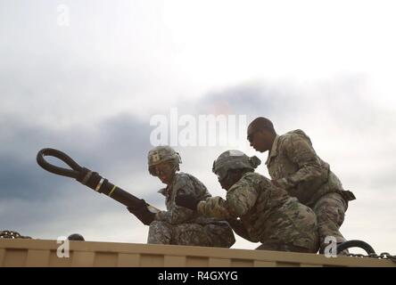 Stati Uniti Il personale dell'esercito Sgt. Chris Hearne, Air Assault istruttore dal Guerriero Fantasma Academy, assiste i soldati della 92ma Chemical Company, xxxiii battaglione chimico, 48th brigata chimica, preparare per il collegamento di un contenitore durante una imbracatura operazione di carico a Yakima Training Center, di Yakima, Washington, 5 maggio 2017. Imbracare il carico delle operazioni unità consentono di svolgere la loro missione dal rapido trasferimento di materiali di consumo e attrezzature, ignorando gli ostacoli di superficie. Foto Stock