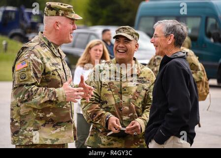 Deliberando segretario dell'esercito Robert M. Speer (a destra), U.S. Esercito il Mag. Gen. Timothy McGuire (sinistra), il vice Comandante generale degli Stati Uniti Esercito in Europa e Stati Uniti Esercito Brig. Gen. Tony Aguto, Comandante generale del settimo Esercito di formazione comando, hanno una conversazione alla cerimonia di apertura dell'Europa forte sfida del serbatoio (SETC) all'Grafenwoehr Area Formazione, Germania, maggio 07, 2017. Il SETC è co-ospitato da U.S. Europa dell'esercito e dell'esercito tedesco, può 7-12, 2017. Il concorso è destinato a sporgere una presenza dinamica, favorire il partenariato militare, promuovere l interoperabilità, e fornisce un ambiente Foto Stock