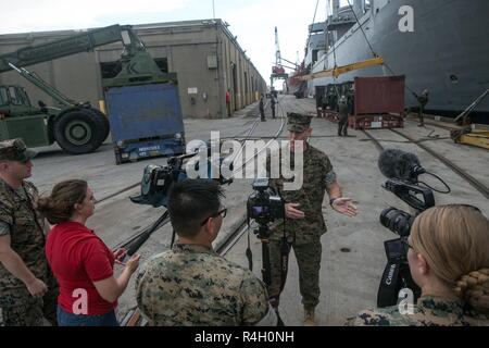 Stati Uniti Marine Corps Brig. Gen. Stephen M. Neary, il 2° Marine Expeditionary Brigade comandante generale, risponde alle domande durante un colloquio presso Morehead City, N.C., Sett. 28, 2018. Neary ha partecipato al colloquio in preparazione per la Trident frangente 18, una parte di un esercizio pianificato serie per migliorare gli Stati Uniti e gli alleati della NATO per la capacità di lavorare insieme collettivamente a condurre operazioni militari sotto condizioni impegnative. Foto Stock