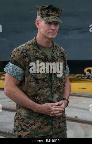 Stati Uniti Marine Brig. Gen. Stephen M. Neary, il 2° Marine Expeditionary Brigade comandante generale, risponde alle domande durante un colloquio presso Morehead City, N.C., Sett. 28, 2018. Neary ha partecipato al colloquio in preparazione per la Trident frangente 18, una parte di un esercizio pianificato serie per migliorare gli Stati Uniti e gli alleati della NATO per la capacità di lavorare insieme collettivamente a condurre operazioni militari sotto condizioni impegnative. Foto Stock