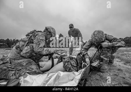 Un U.S. Army Medical istruttore orologi combattere i medici dal New Jersey esercito Guardia Nazionale durante una tattica di trauma care corso su base comuneGuire-Dix Mc-Lakehurst, N.J., Sett. 28, 2018. Gli istruttori sono basati fuori di Fort Sam Houston, Texas. Foto Stock