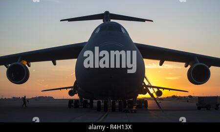 Un capo equipaggio dal 349 Manutenzione aeromobili squadrone conduce una pre-volo check su un C-5M Super galassia a Travis Air Force Base, California, il 7 settembre 27, 2018. Il 349 e il sessantesimo di mobilità in aria ali lavorano insieme per migliorare rapidamente la mobilità globale assicurando aeromobili a Travis AFB sono pronti per andare in qualsiasi momento e da qualsiasi luogo e in qualsiasi luogo. Foto Stock