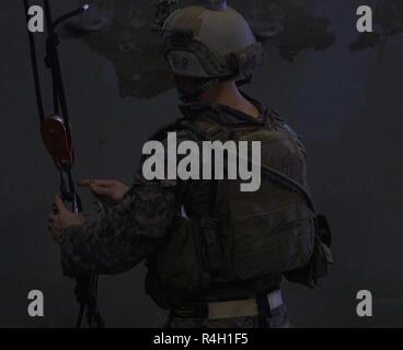 Un Marine con il trentunesimo Marine Expeditionary Unit attribuisce il suo cablaggio per un sistema a puleggia durante l evacuazione medica della formazione a bordo della USS Green Bay (LPD 20) mentre è in corso nel Mar della Cina orientale, Sett. 21, 2018. Marines e marinai con il raid marittimo vigore potenziato la propria velocità e proficieny per evacuazioni mediche. Il trentunesimo MEU, il Marine Corps' solo in modo continuo distribuita MEU, fornisce una forza flessibile pronto per eseguire una vasta gamma di operazioni militari. Foto Stock