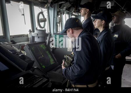 Oceano atlantico (sett. 28, 2018) i marinai a bordo della Ticonderoga-class guidato-missili cruiser USS la cittadella di Hue (CG 66) vigilare sulla nave's bridge durante un esercizio con Royal Canadian Navy Halifax-fregate della classe HMCS Halifax (FFH 330) e HMCS Toronto (FFH 333). La cittadella di Hue è attualmente in corso su un pianificate regolarmente la distribuzione. Foto Stock