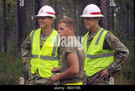 Col. Patrick Hogeboom, (destra) U.S. Esercito di ingegneri Sud Atlantico Division Vice comandante, Lt. Col. Stephen Peterson, Distretto di Savannah vice comandante e SPC. Matteo Ratcliff, un Paratropper con la 161ingegnere società di supporto (a) osservare la strada di un progetto di riparazione sui militari Ocean Terminal Sunny Point, N.C., Sett. 29, 2018. Le riparazioni sull'installazione sono in risposta ai danni provocati dall'uragano Firenze. -U.S. Esercito Foto Stock