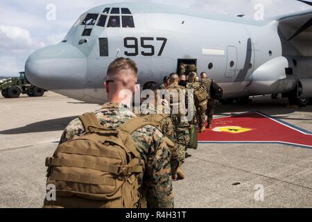 Marines con il giunto di assistenza umanitaria Team sondaggio, 3° Marine Expeditionary Brigade, a bordo di un KC-130J Hercules su aeromobili Kadena Air Force Base, Sett. 27, 2018. Il JHAST conduce un fly-away come una parte della finale della seminatrice per l'avviso di emergenza Air-Ground Marine Task Force. Marines con la JHAST verranno implementate nelle Filippine per il supporto di esercizio KAMANDAG 2. Foto Stock