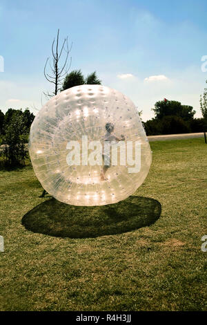 Il bambino ha un sacco di divertimento nella sfera Zorbing Foto Stock