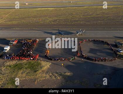 Avieri assegnato alla 56th Fighter Wing formano un 100 per una foto per il kick off del terzo annuale Coppa Thunderbolt a Luke Air Force Base, Ariz., Sett. 27, 2018. Luca aviatori formata una 100 per commemorare il 100° anniversario della morte di 2 Lt. Frank Luca Jr. Lt. Luca, l'omonimo di Luca AFB, è stato anche il primo aviatore a essere premiati con la medaglia d'onore. Foto Stock