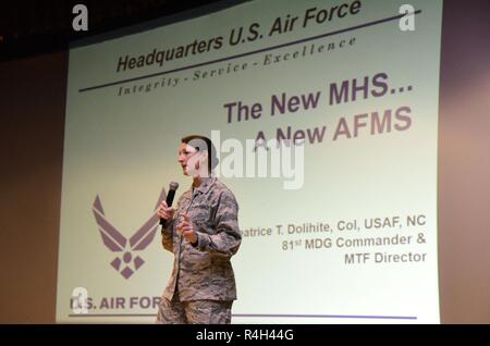 U.S Air Force Col. Beatrice Dolihite, 81st Medical Group commander, mutandine Keesler Medics sul Keesler Medical Center la transizione verso la difesa della salute agenzia durante un comandante chiamata presso il Teatro Welch su Keesler Air Force Base, Mississippi, 1 ottobre, 2018. Foto Stock