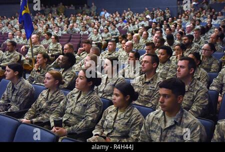 Keesler Medics assistere ad una chiamata di comandanti ospitato da Col. Beatrice Dolihite, 81st Medical Group commander, presso il Teatro di Welch su Keesler Air Force Base, Mississippi, 1 ottobre, 2018. Dolihite informato sui Keesler Medical Center la transizione verso la difesa della salute agenzia con la prima fase della transizione a partire da oggi stesso. Foto Stock