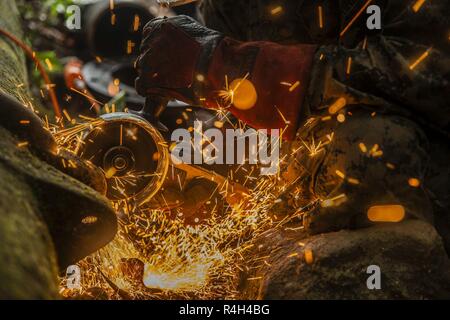 Stati Uniti Il personale marino Sgt. Immanuel Garcia, un lavoratore in metallo con scopi speciali Air-Ground Marine Task Force - Comando Sud (SPMAGTF-SC) inizia il taglio di sezioni di rottura di un tubo di acqua il Sep 19, 2018 in Trujillo, Honduras. La valvola dell'acqua è stato bloccato a 80% di intercettazione 6 effettuando la comunità locale contenente circa 8.000 persone. I marines riparato il tubo per l'acqua di ritorno per le comunità locali. I marines e i marinai di SPMAGTF-SC sono in conduzione la cooperazione in materia di sicurezza la formazione e i progetti di ingegneria a fianco di partner nazione le forze militari in America Centrale e America del Sud. L'unità è anche su s Foto Stock