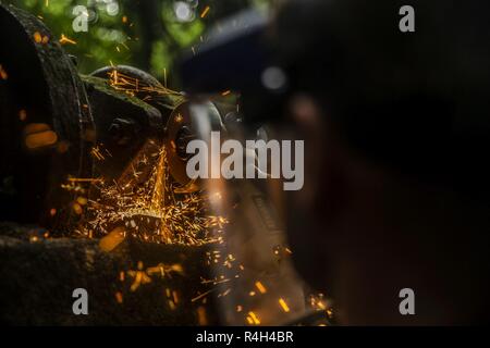 Stati Uniti Il personale marino Sgt. Immanuel Garcia, un lavoratore in metallo con scopi speciali Air-Ground Marine Task Force - Comando Sud (SPMAGTF-SC) inizia il taglio di sezioni di rottura di un tubo di acqua il Sep 19, 2018 in Trujillo, Honduras. La valvola dell'acqua è stato bloccato a 80% di intercettazione 6 effettuando la comunità locale contenente circa 8.000 persone. I marines riparato il tubo per l'acqua di ritorno per le comunità locali. I marines e i marinai di SPMAGTF-SC sono in conduzione la cooperazione in materia di sicurezza la formazione e i progetti di ingegneria a fianco di partner nazione le forze militari in America Centrale e America del Sud. L'unità è anche su s Foto Stock