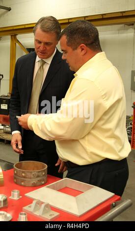 Chase Minet di deposito marine comando di manutenzione della produzione della filiale di analisi fornisce a mani su istruzione del MDMC's 3-D stampante in metallo per il senatore David Perdue durante la sua visita a Marine Corps logistica il comando, Sett. 21, 2018. Foto Stock