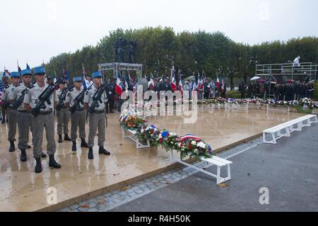 I membri del servizio e civili degli Stati Uniti e la Francia di rendere omaggio alla prima guerra mondiale era NEGLI STATI UNITI i membri del servizio durante la prima guerra mondiale commemorazione centenaria al Meuse-Argonne cimitero americano situato in Romagne-sous-Montfaucon, Francia, Sett. 23. La cerimonia si è svolta a ricordare e onorare il servizio 14,246 membri qui sepolti che hanno dato la loro vita durante l offensiva Muese-Argonne 100 anni fa. Foto Stock