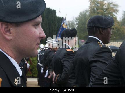 I membri del servizio e civili degli Stati Uniti e la Francia di rendere omaggio alla prima guerra mondiale era NEGLI STATI UNITI i membri del servizio durante la prima guerra mondiale commemorazione centenaria al Meuse-Argonne cimitero americano situato in Romagne-sous-Montfaucon, Francia, Sett. 23. La cerimonia si è svolta a ricordare e onorare il servizio 14,246 membri qui sepolti che hanno dato la loro vita durante l offensiva Muese-Argonne 100 anni fa. Foto Stock