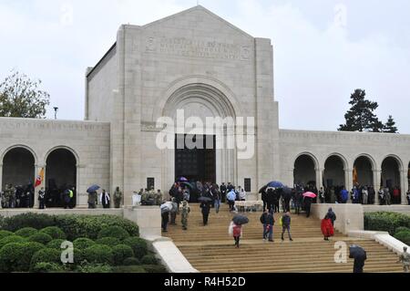 I membri del servizio e civili degli Stati Uniti e la Francia di rendere omaggio alla prima guerra mondiale era NEGLI STATI UNITI i membri del servizio durante la prima guerra mondiale commemorazione centenaria al Meuse-Argonne cimitero americano situato in Romagne-sous-Montfaucon, Francia, Sett. 23. La cerimonia si è svolta a ricordare e onorare il servizio 14,246 membri qui sepolti che hanno dato la loro vita durante l offensiva Muese-Argonne 100 anni fa. Foto Stock