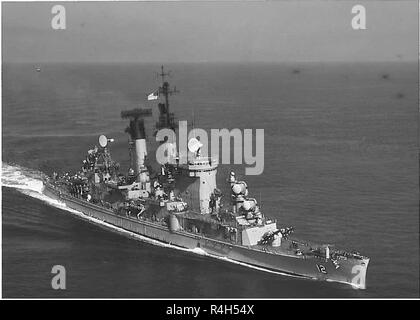 Un' immagine scansionata del USS Columbus (Cg-12) dall'on-site archivi all'Hampton Roads Museo Navale. Veterano il suo equipaggio a bordo della USS Columbus (CA-74/Cg-12) fatta convergere sul Hampton Roads Museo Navale e Nauticus giovedì, 27 settembre 2018. Circa 70 ex membri di equipaggio del cruiser arrivati per la loro riunione annuale. Attività incluse auto-visite guidate al Museo Navale, e alcuni veterani del Vietnam che erano a bordo della nave ha ricevuto i perni commemorativa per il loro servizio. Molti erano entusiasti di sentir parlare il museo navale è di nuovo presentano slated per aprire nel Maggio del 2019, che dispone di th Foto Stock