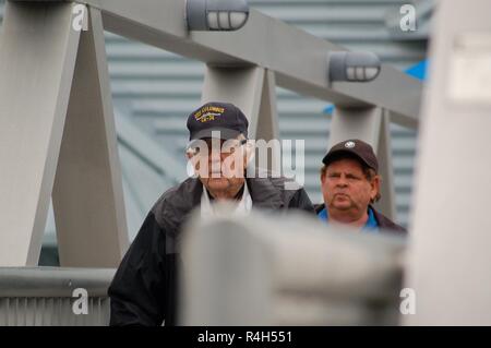 Veterano il suo equipaggio a bordo della USS Columbus (CA-74/Cg-12) fatta convergere sul Hampton Roads Museo Navale e Nauticus giovedì, 27 settembre 2018. Circa 70 ex membri di equipaggio del cruiser arrivati per la loro riunione annuale. Attività incluse auto-visite guidate al Museo Navale, e alcuni veterani del Vietnam che erano a bordo della nave ha ricevuto i perni commemorativa per il loro servizio. Molti erano entusiasti di sentir parlare il museo navale è di nuovo presentano slated per aprire nel Maggio del 2019, che dispone della US Navy i contributi durante la Guerra del Vietnam. Inoltre, molti ex membri dell'equipaggio si avventurarono a bordo di t Foto Stock