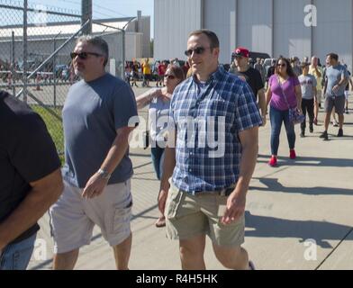 Flusso di spettatori in un aeromobile hangar per guardare un inter-squad scrimmage di Cleveland Cavaliers sett. 30, 2018 a Wright-Patterson Air Force Base in Ohio. La squadra NBA diviso in vino e squadre di oro per due 12-minute metà del gioco. Foto Stock