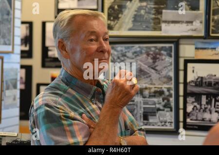 Charlie Fleetwood, direttore presso la Ocean View Station Museum a Norfolk, Virginia, condivide alcune idee per il piccolo museo della collezione durante una visita alla loro galleria. Il museo, situato nella vista oceano Sezione di Norfolk, ospita una pletora di artefatti e foto risalente ai primi anni del Novecento; e condivide un ricco patrimonio storico collegamento con la US Navy dovuta alla zona di prossimità alla stazione navale di Norfolk e JEB poco Creek-Fort Storia. Il Hampton Roads Museo Navale è uno dei dieci musei della Marina che sono azionate mediante la storia navale e Patrimonio il comando. Essa celebra la lunga storia Foto Stock