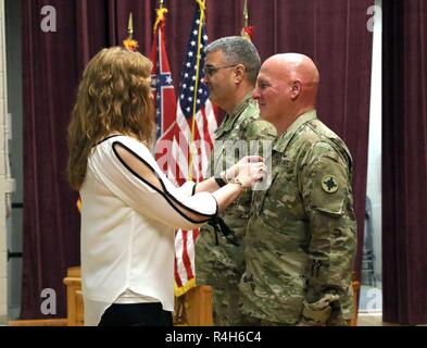 Julie Etheridge, della libertà, Mississippi, perni a suo marito, Sgt. Il Mag. Jeffery Etheridge, operazioni sergente maggiore a 184Supporto comando, durante la sua cerimonia di promozione Ottobre 1, 2018 a Camp Shelby, Mississippi. Egli sarà la distribuzione con la sua unità entro la fine di quest'anno. (Mississippi Guardia Nazionale Foto Stock